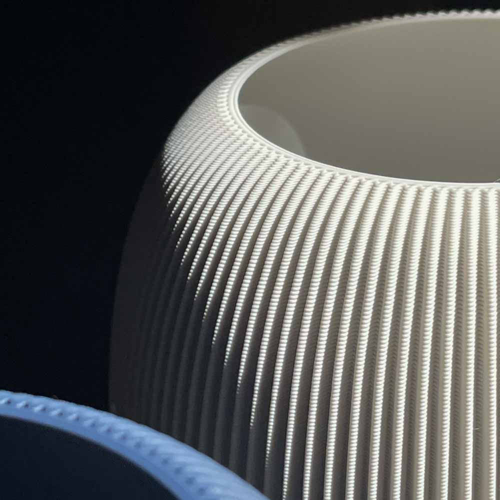Moderne geriffelte Vase weiß