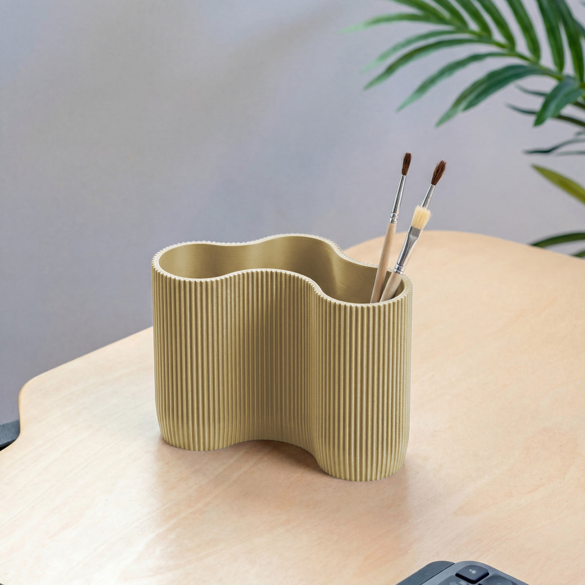KORALLE Stiftehalter Modul DREI in beige aus dem 3D Druck mit Pinseln auf hellem Schreibtisch #farbe_beige