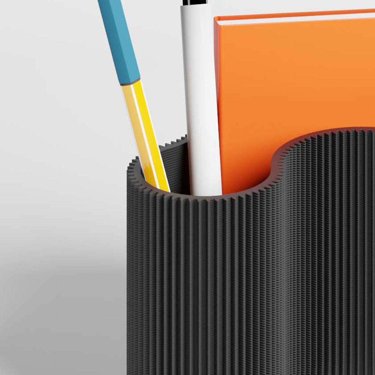 Detail des KORALLE Stiftehalters Modul DREI in schwarz aus dem 3D Druck mit Stift und Notizbuch #farbe_schwarz