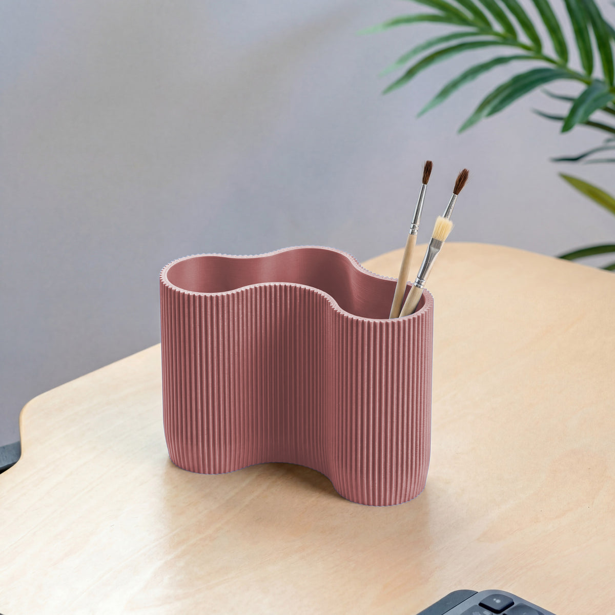 KORALLE Stiftehalter Modul DREI in terracotta aus dem 3D Druck mit Pinseln auf hellem Schreibtisch #farbe_terracotta