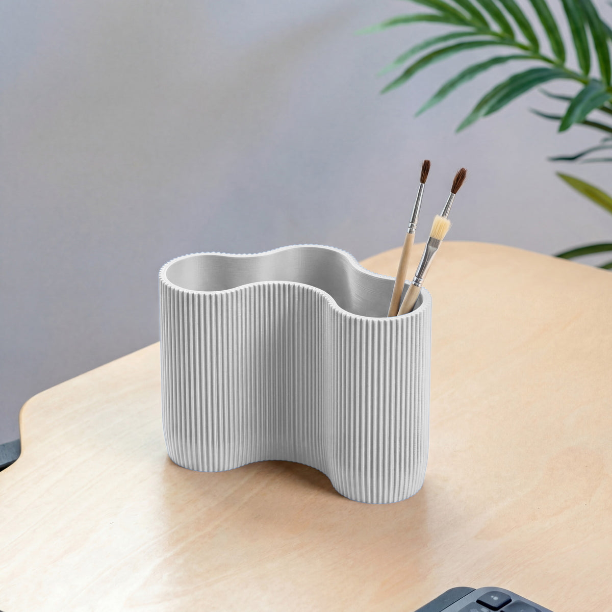 KORALLE Stiftehalter Modul DREI in weiß aus dem 3D Druck mit Pinseln auf hellem Schreibtisch #farbe_weiß