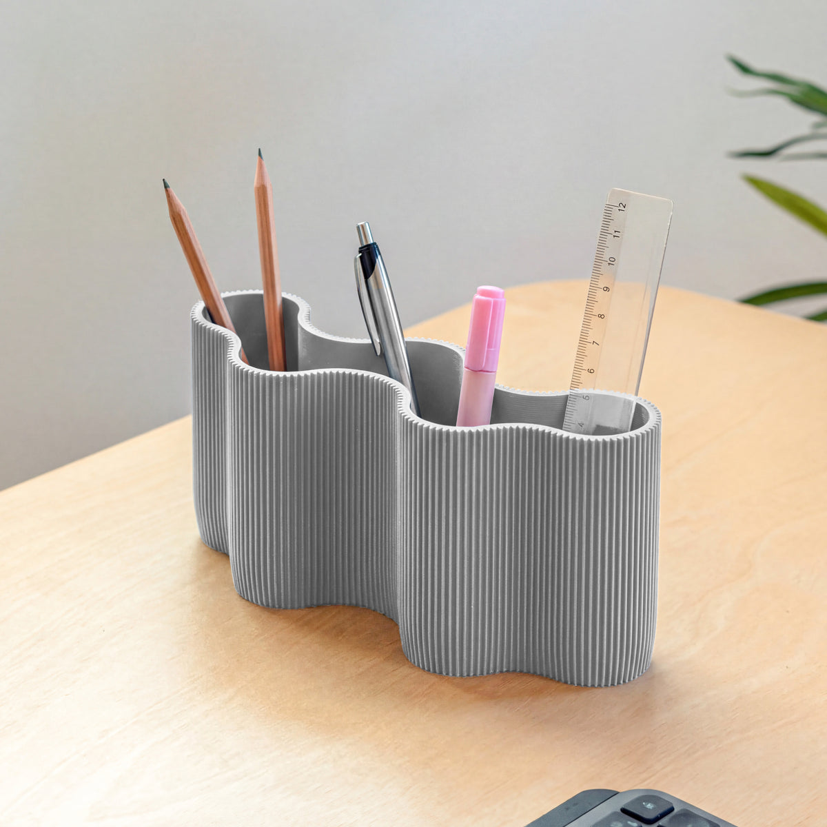 Stiftehalter KORALLE Modul FÜNF in grau aus dem 3D Druck mit Stiften auf dem Schreibtisch #farbe_hellgrau
