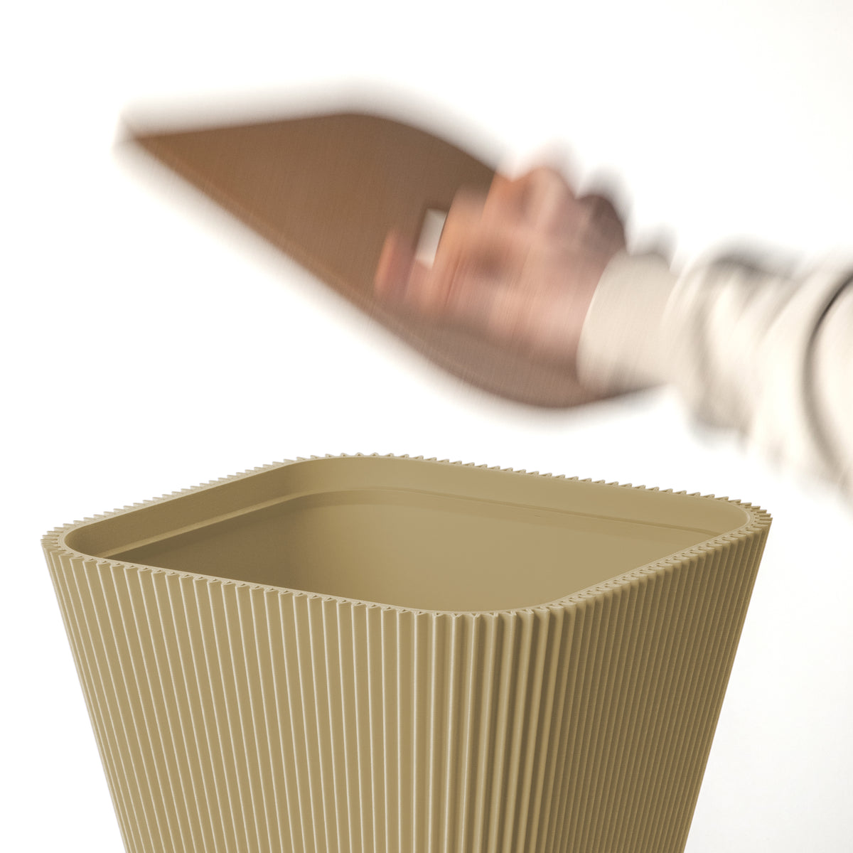 Beistelltisch Pyramide in beige aus dem 3D Druck mit abgenommenem Korkdeckel und Stauraum #farbe_beige