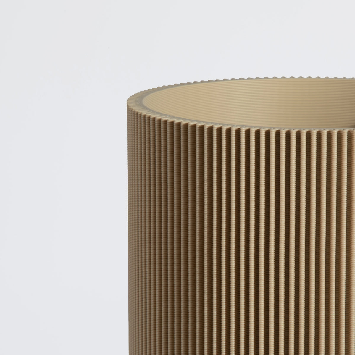 Vase GERADE aus 3D Druck mit feiner Rillenstruktur in Nahaufnahme #farbe_beige