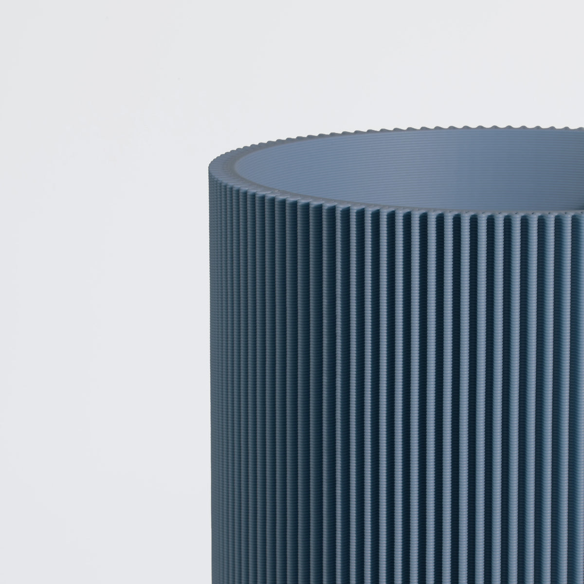 Vase GERADE aus 3D Druck mit feiner Rillenstruktur in Nahaufnahme #farbe_navyblau