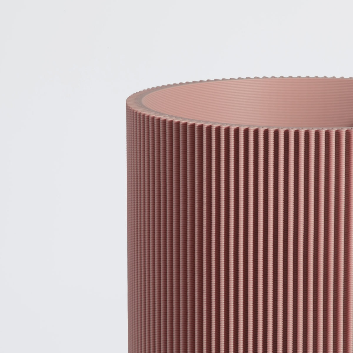 Vase GERADE aus 3D Druck mit feiner Rillenstruktur in Nahaufnahme #farbe_terracotta