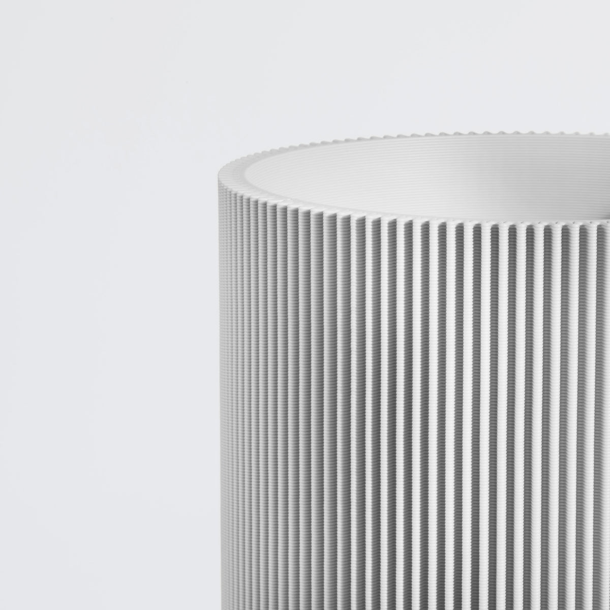 Vase GERADE aus 3D Druck mit feiner Rillenstruktur in Nahaufnahme #farbe_weiss