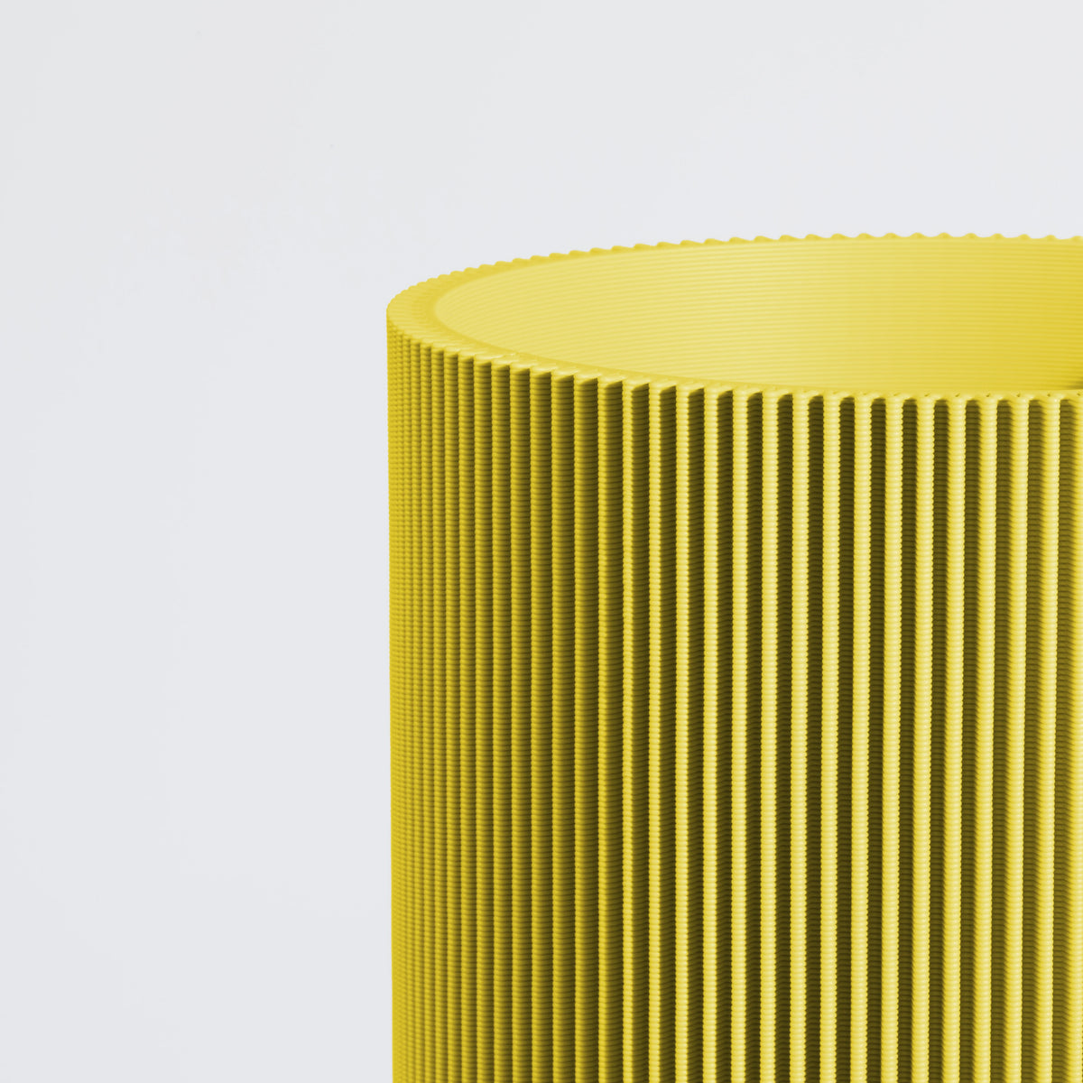 Vase GERADE aus 3D Druck mit feiner Rillenstruktur in Nahaufnahme #farbe_gelb