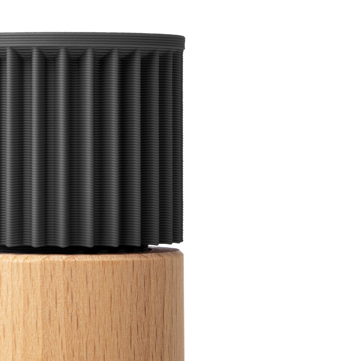 Detail der gerippten schwarz Kappe und des Buchenholz-Korpus der pfeffermühle Prise #farbe_schwarz