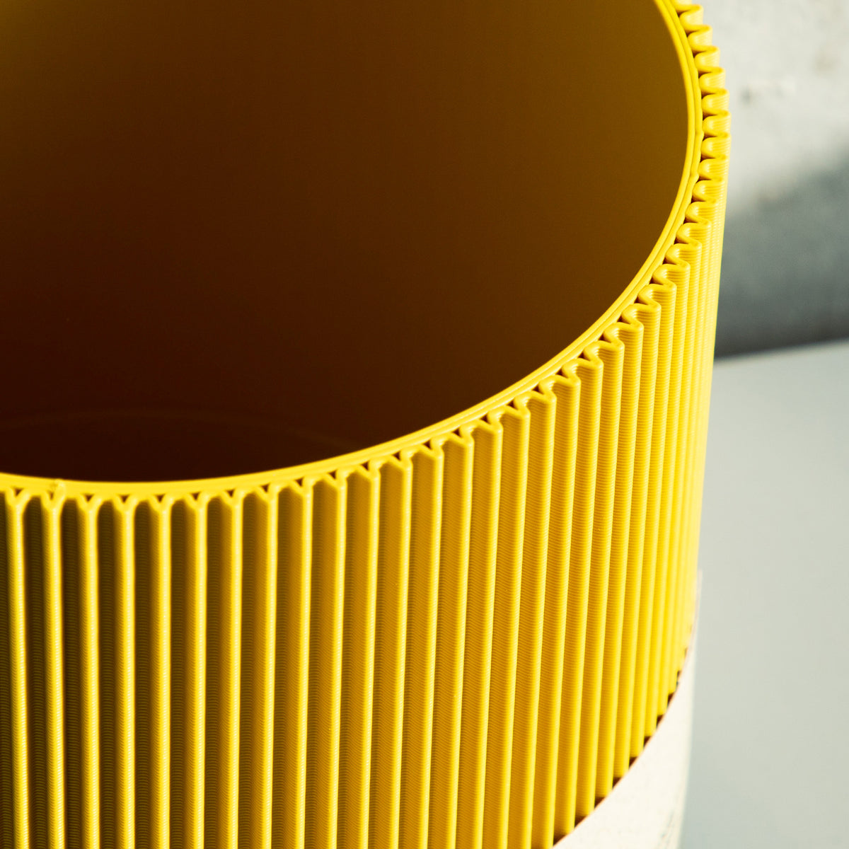 Detail der gerippten Struktur des Blumentopfs Gerade in gelb aus dem 3D Druck #farbe_gelb