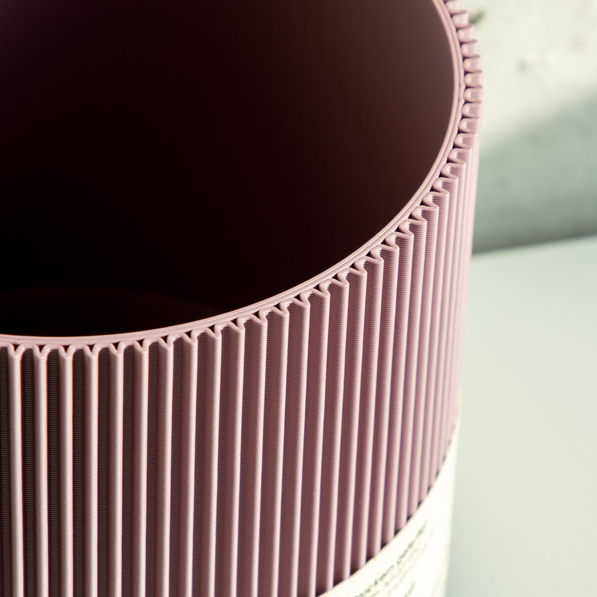 Detail der gerippten Struktur des Blumentopfs Gerade in aschlila aus dem 3D Druck #farbe_aschlila