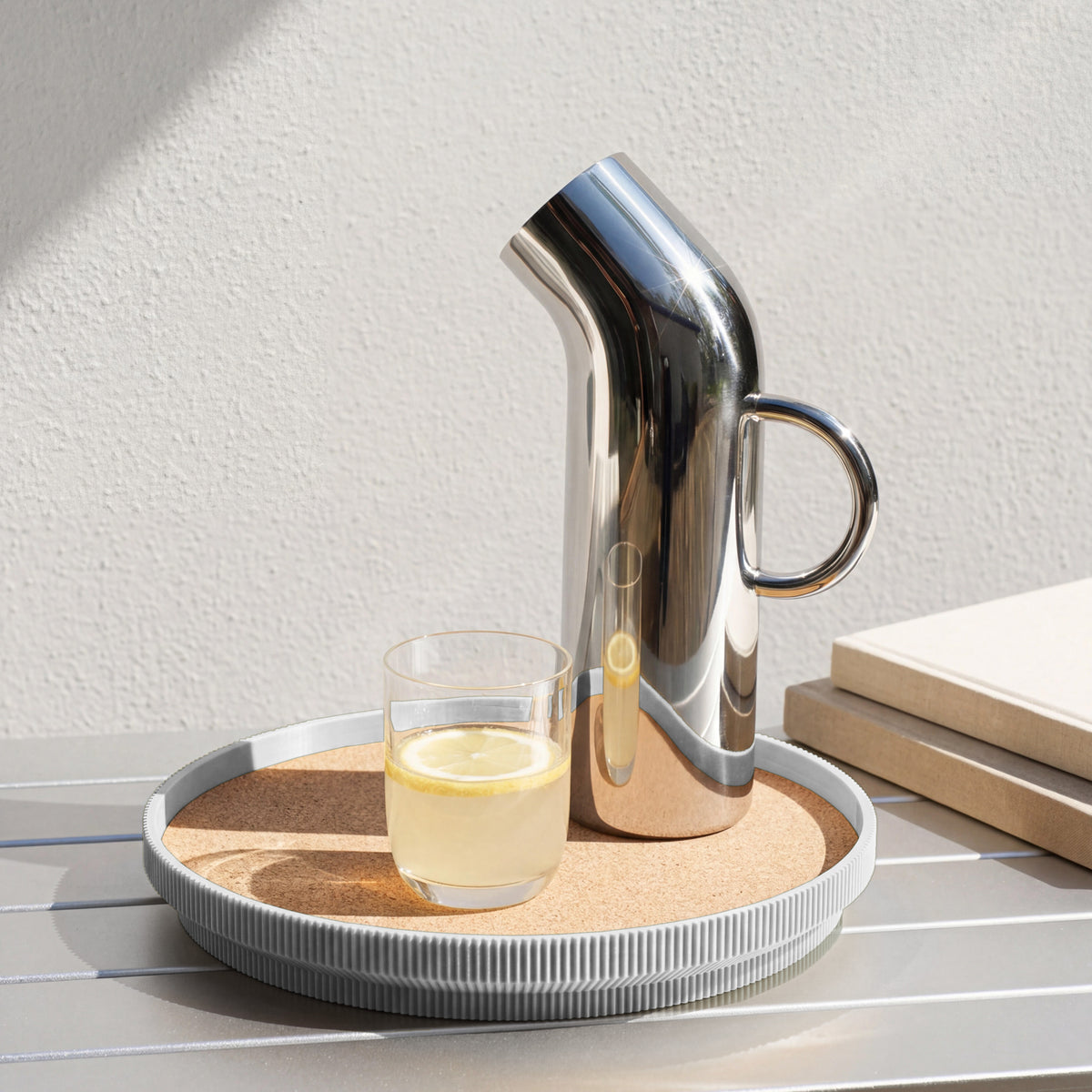 Rundes Deko-Tablett in grau mit Korkoberfläche aus dem 3D Druck mit Karaffe und Wasserglas #farbe_hellgrau