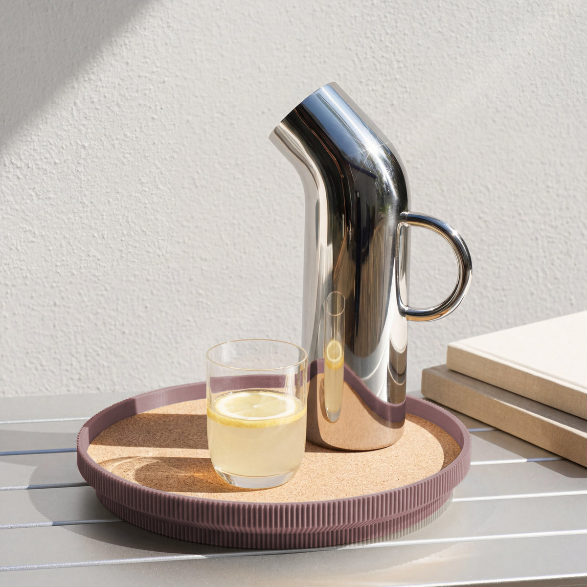 Rundes Deko-Tablett in lila mit Korkoberfläche aus dem 3D Druck mit Karaffe und Wasserglas #farbe_aschlila