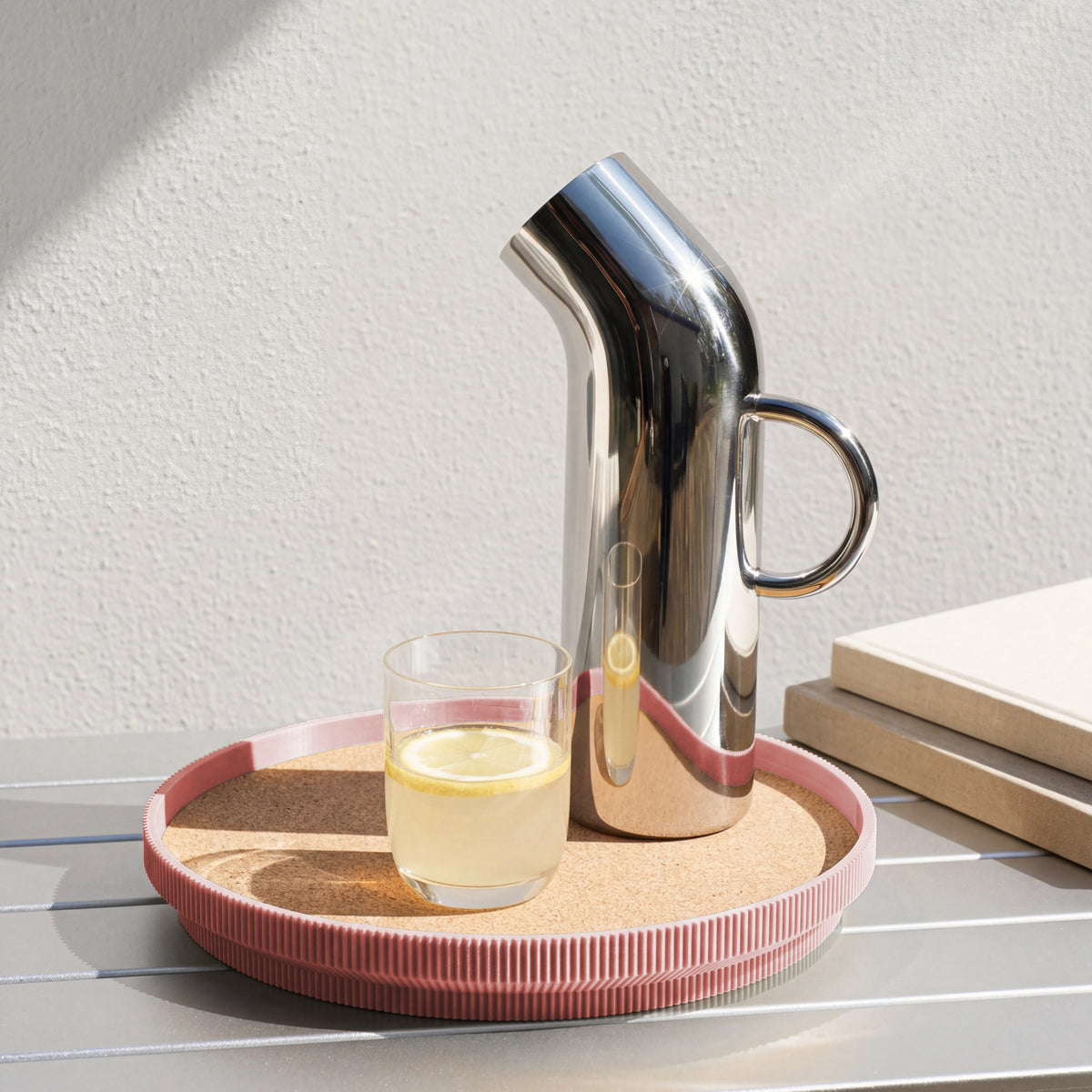 Rundes Deko-Tablett in terracotta mit Korkoberfläche aus dem 3D Druck mit Karaffe und Wasserglas #farbe_terracotta