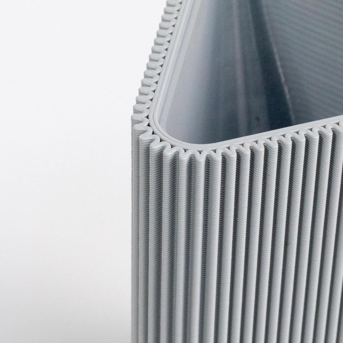 Detail der geriffelten Oberfläche der geometrischen Vase DREIECK in hellgrau #farbe_hellgrau