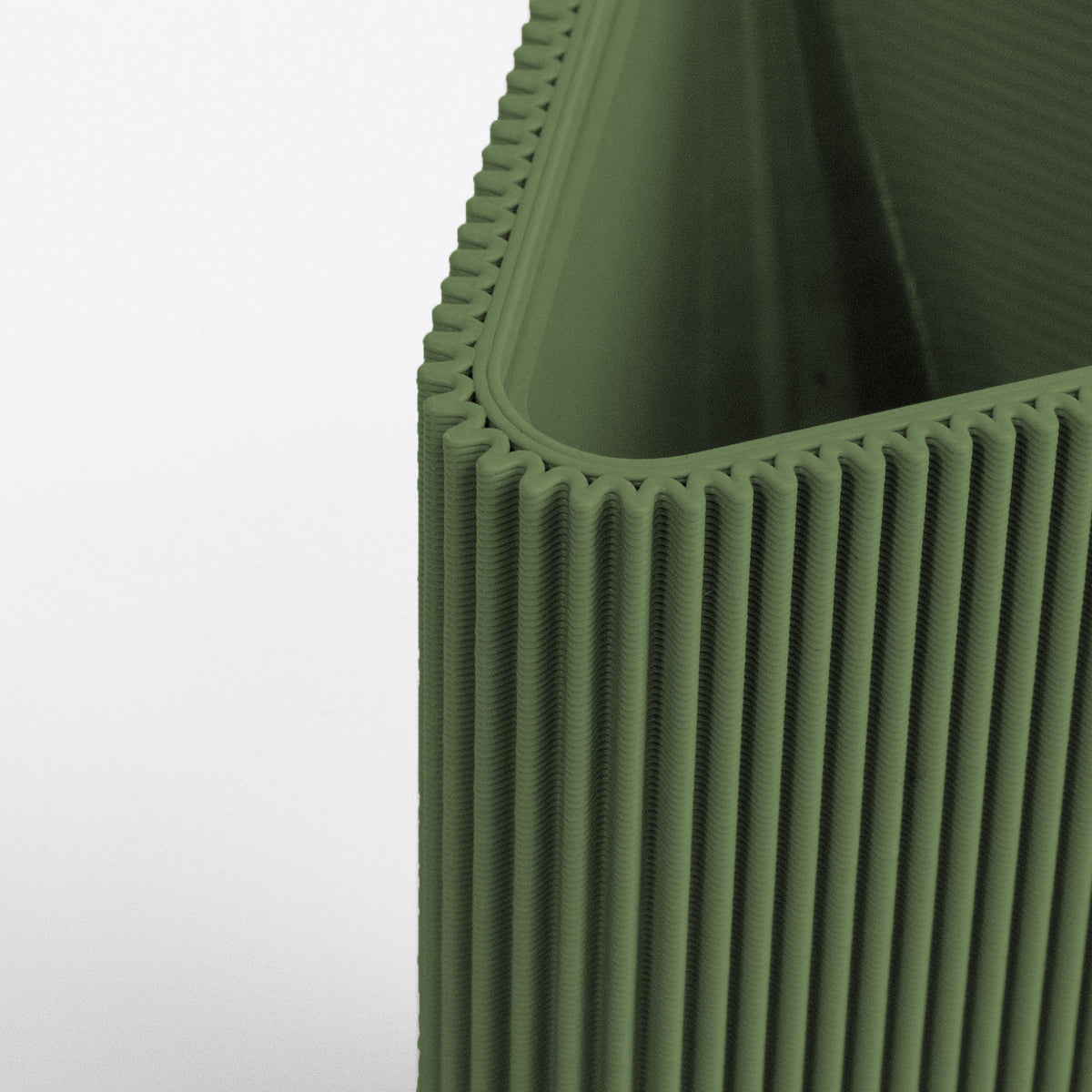 Detail der geriffelten Oberfläche der geometrischen Vase DREIECK in Olivgrün #farbe_olivgrün