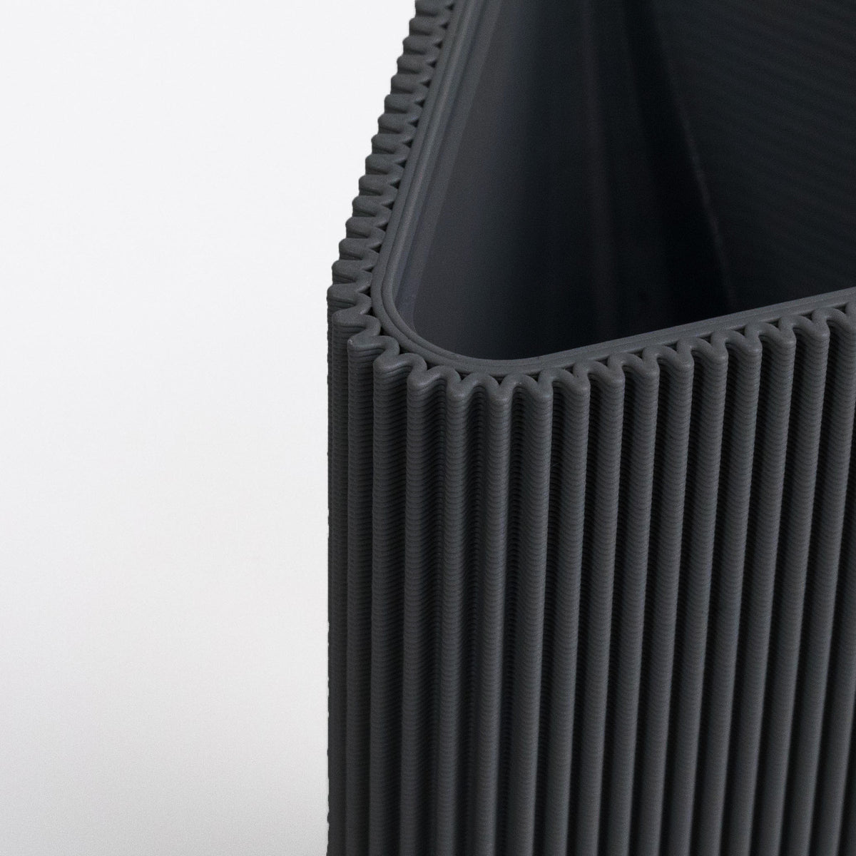 Detail der geriffelten Oberfläche der geometrischen Vase DREIECK in schwarz #farbe_schwarz