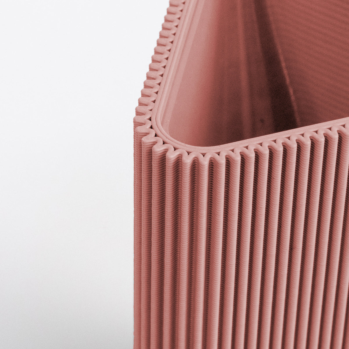 Detail der geriffelten Oberfläche der geometrischen Vase DREIECK in terracotta #farbe_terracotta
