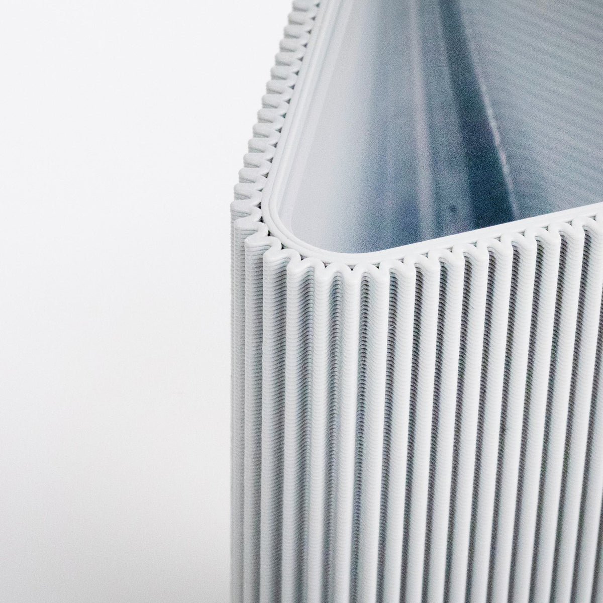 Detail der geriffelten Oberfläche der geometrischen Vase DREIECK in weiß #farbe_weiß