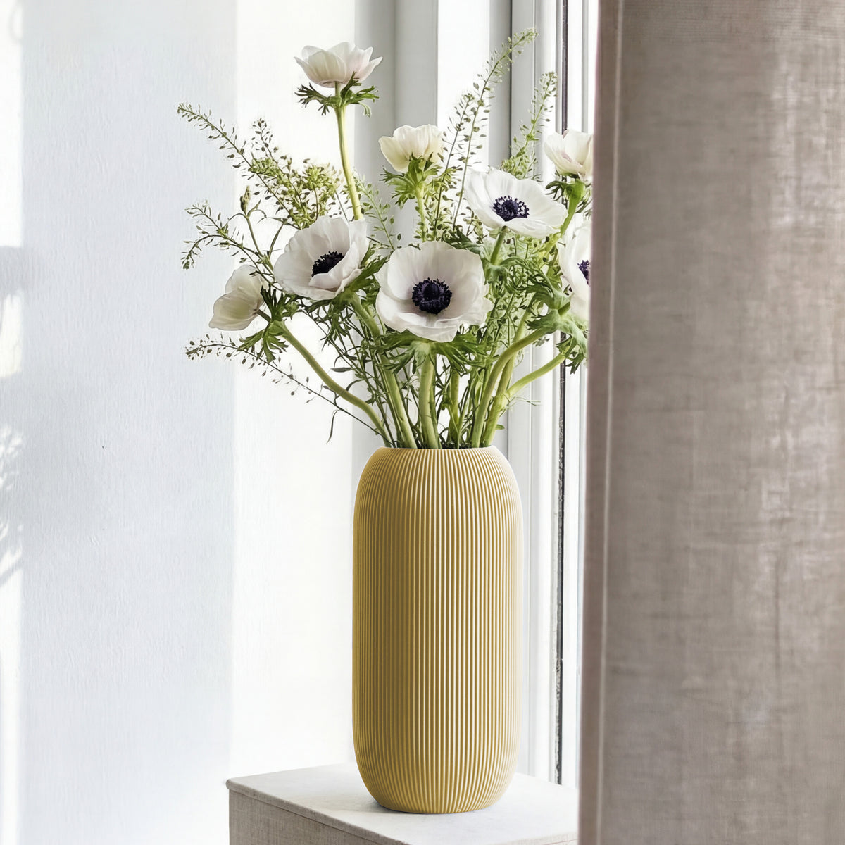 Geriffelte Vase Pille in beige mit weißen Anemonen auf einer Fensterbank #farbe_beige