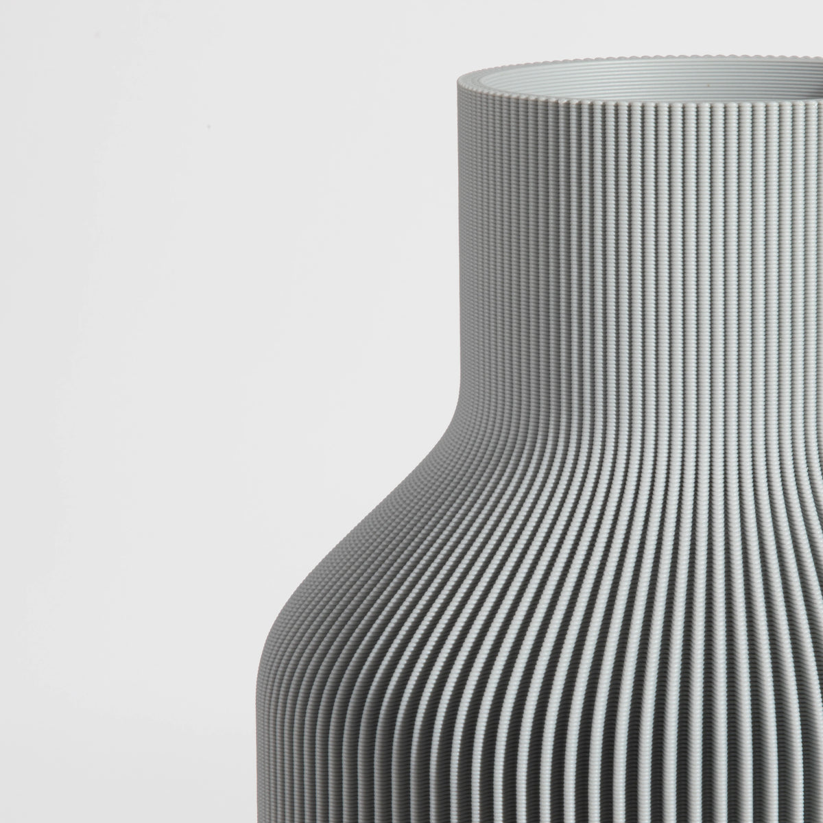 Vase FLASCHE aus 3D Druck mit feiner Rillenstruktur in Nahaufnahme #farbe_hellgrau