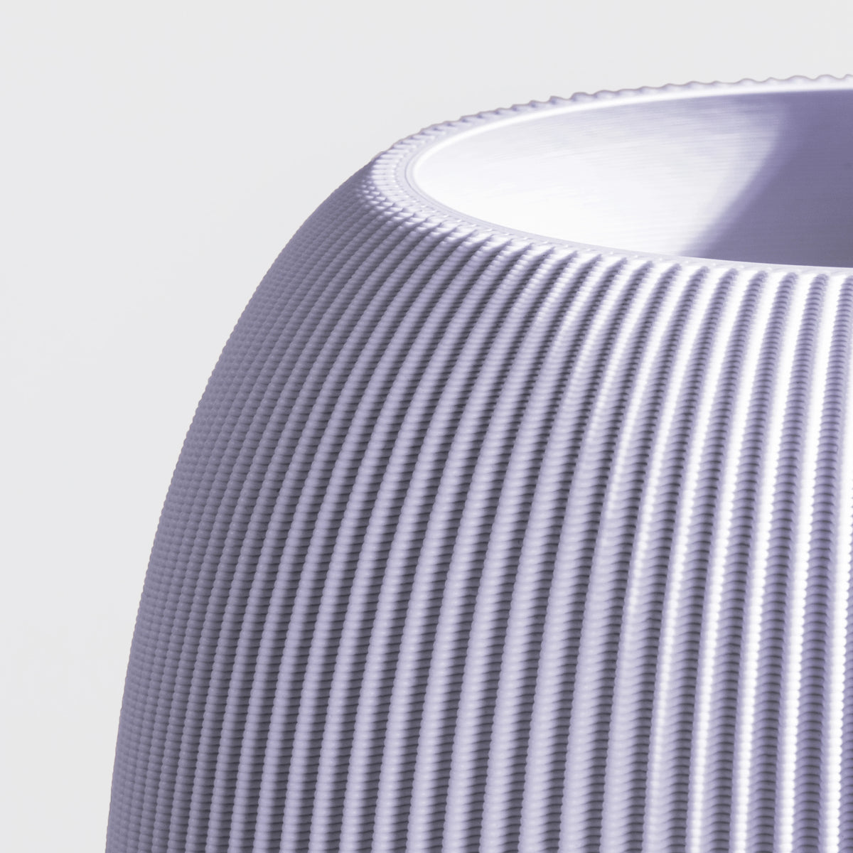 Vase PILLE aus 3D Druck mit feiner Rillenstruktur in Nahaufnahme #farbe_pastelllila