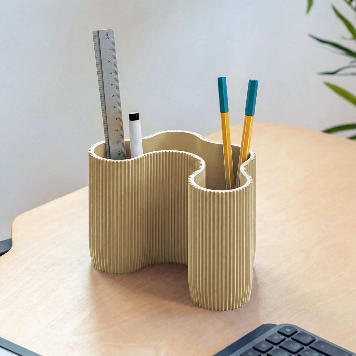 KORALLE Stiftehalter Modul vier  in beige aus dem 3D Druck mit Lineal und Stiften am Schreibtisch #farbe_beige