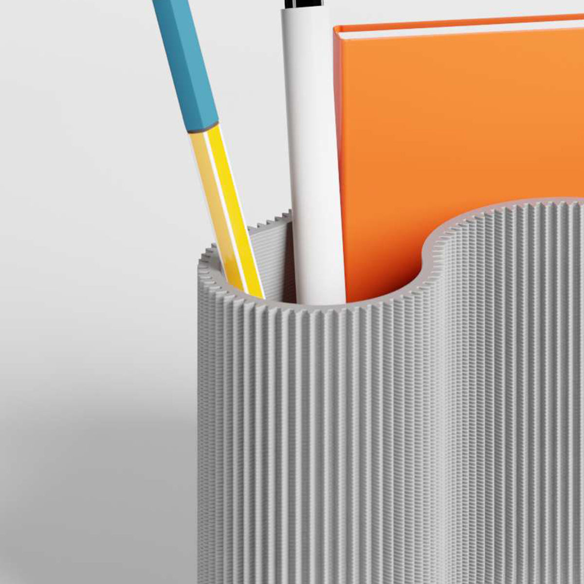 Detail des KORALLE Stiftehalters Modul DREI in hellgrau aus dem 3D Druck mit Stift und Notizbuch #farbe_hellgrau