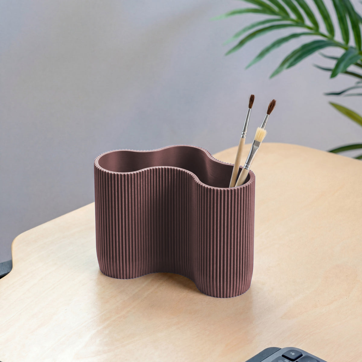 KORALLE Stiftehalter Modul DREI in lila aus dem 3D Druck mit Pinseln auf hellem Schreibtisch #farbe_aschlila