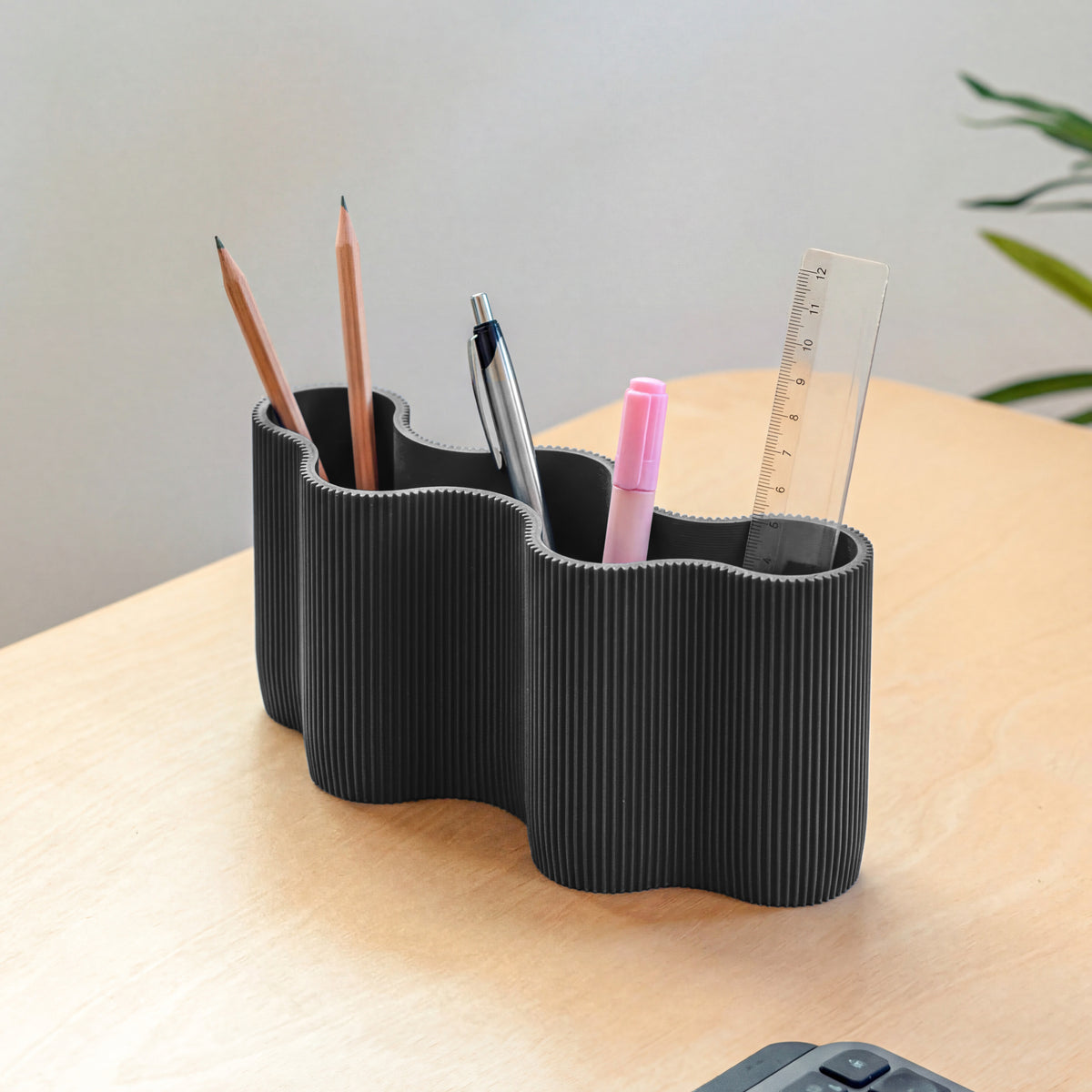 Stiftehalter KORALLE Modul FÜNF in Schwarz aus dem 3D Druck mit Stiften auf dem Schreibtisch #farbe_schwarz