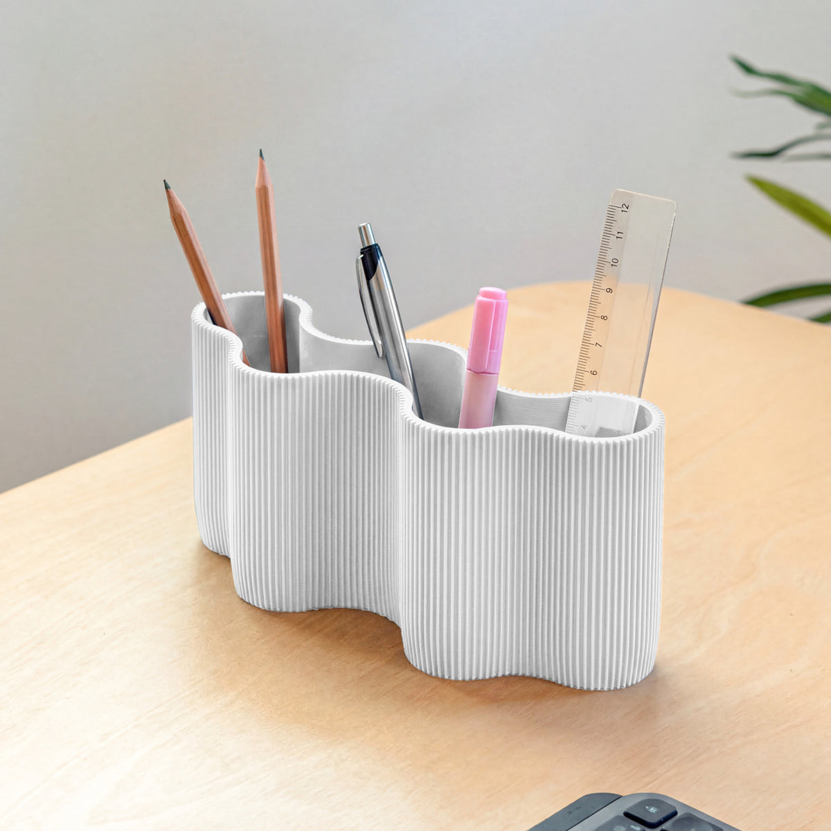 Stiftehalter KORALLE Modul FÜNF in weiß aus dem 3D Druck mit Stiften auf dem Schreibtisch #farbe_weiß
