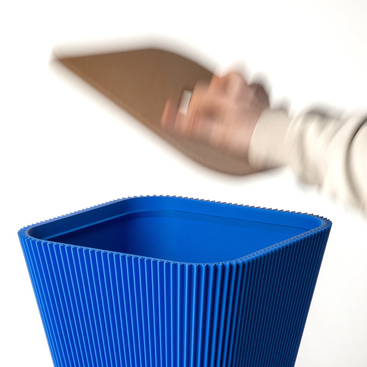 Beistelltisch Pyramide in blau aus dem 3D Druck mit abgenommenem Korkdeckel und Stauraum #farbe_blau
