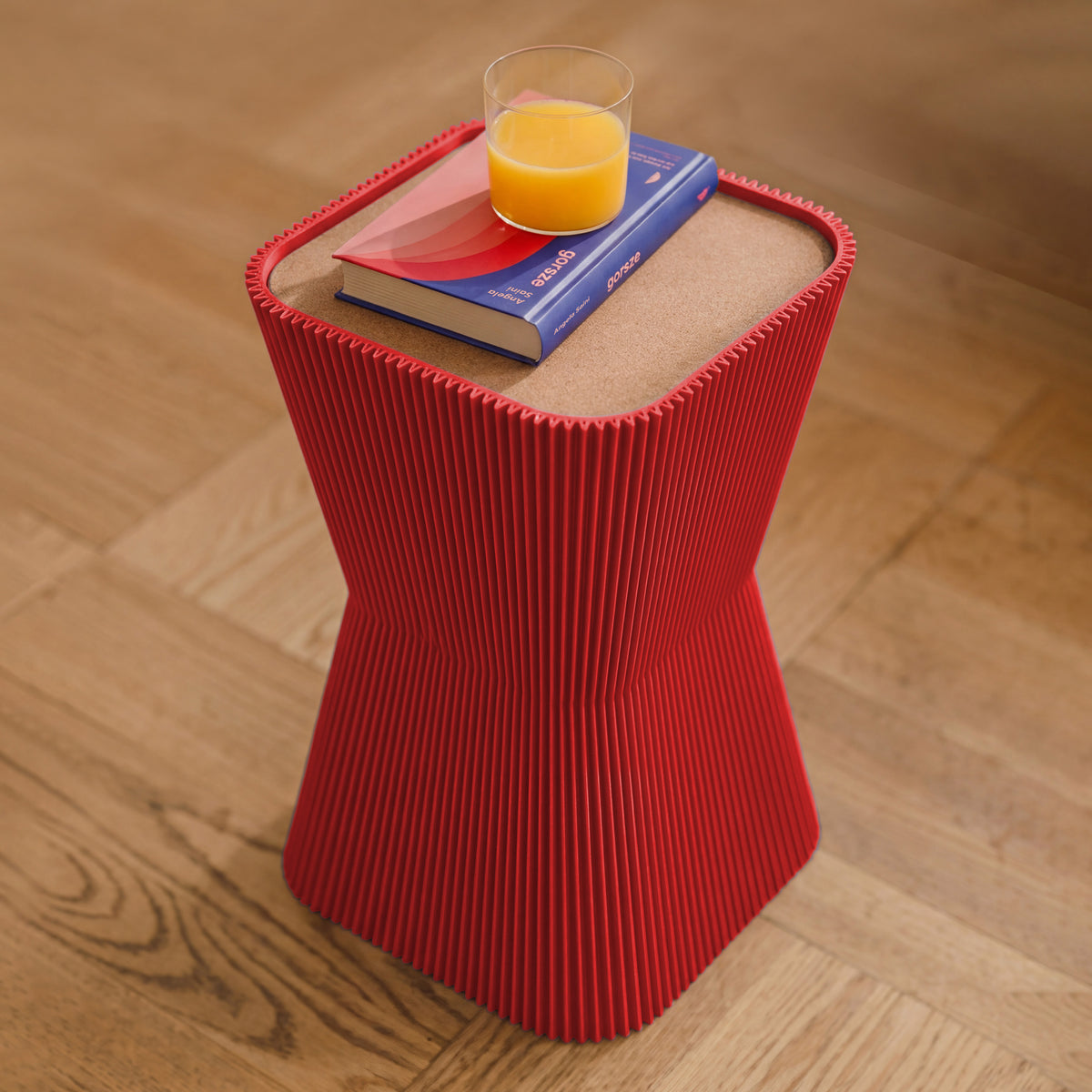 Beistelltisch Pyramide in rot aus dem 3D Druck mit Buch und Orangensaft auf dem Korkdeckel #farbe_rot