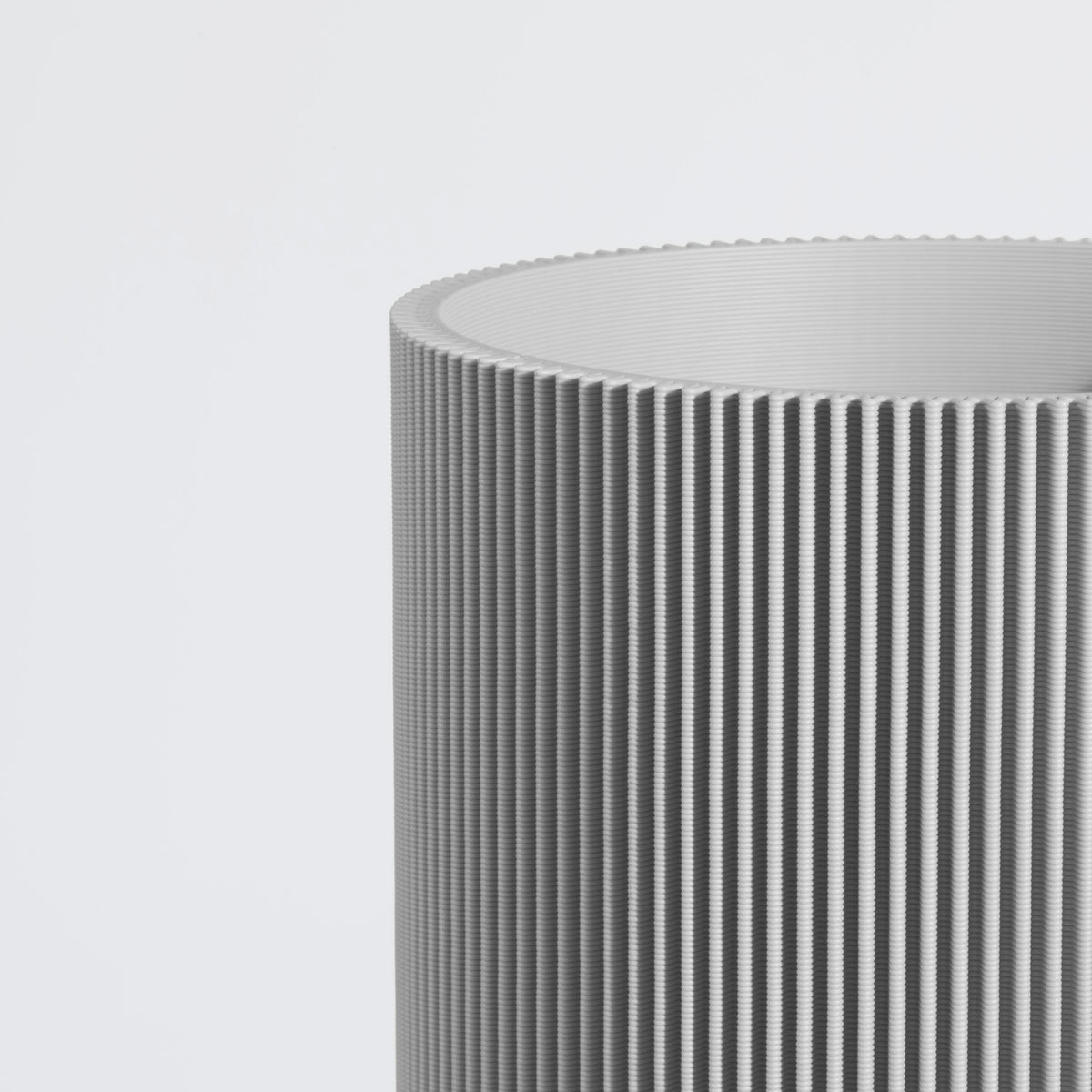 Vase GERADE aus 3D Druck mit feiner Rillenstruktur in Nahaufnahme #farbe_hellgrau