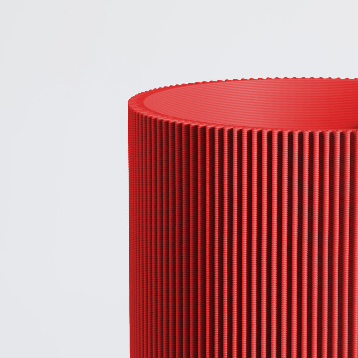 Vase GERADE aus 3D Druck mit feiner Rillenstruktur in Nahaufnahme #farbe_rot
