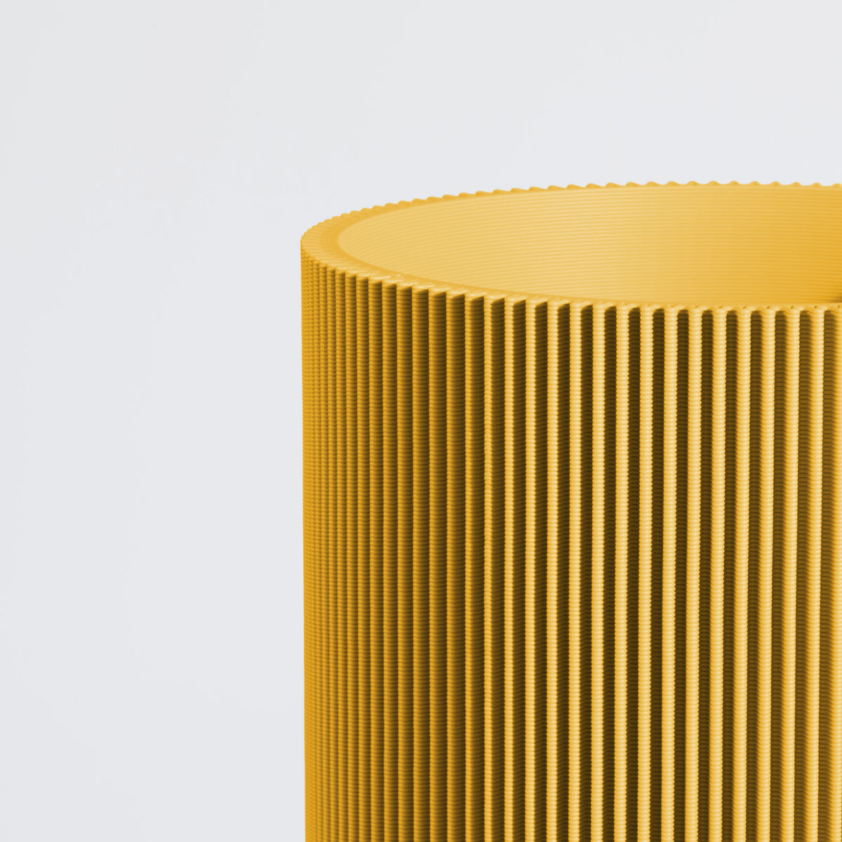 Vase GERADE aus 3D Druck mit feiner Rillenstruktur in Nahaufnahme #farbe_senfgelb