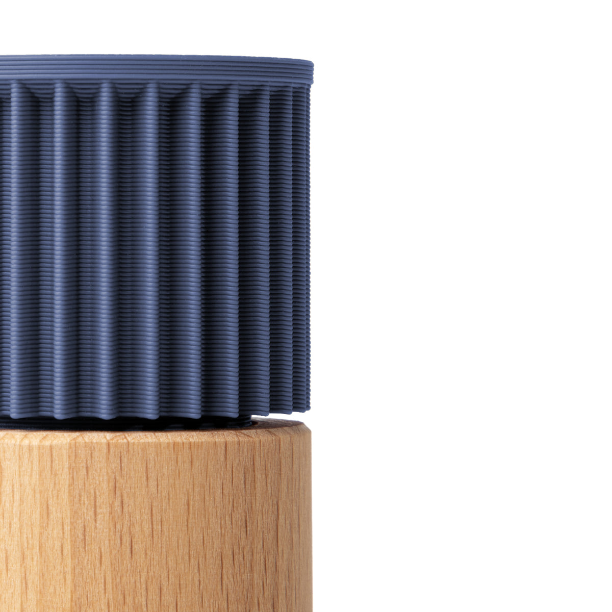 Detail der gerippten navyblauer Kappe und des Buchenholz-Korpus der Gewürzmühle Prise #farbe_navyblau