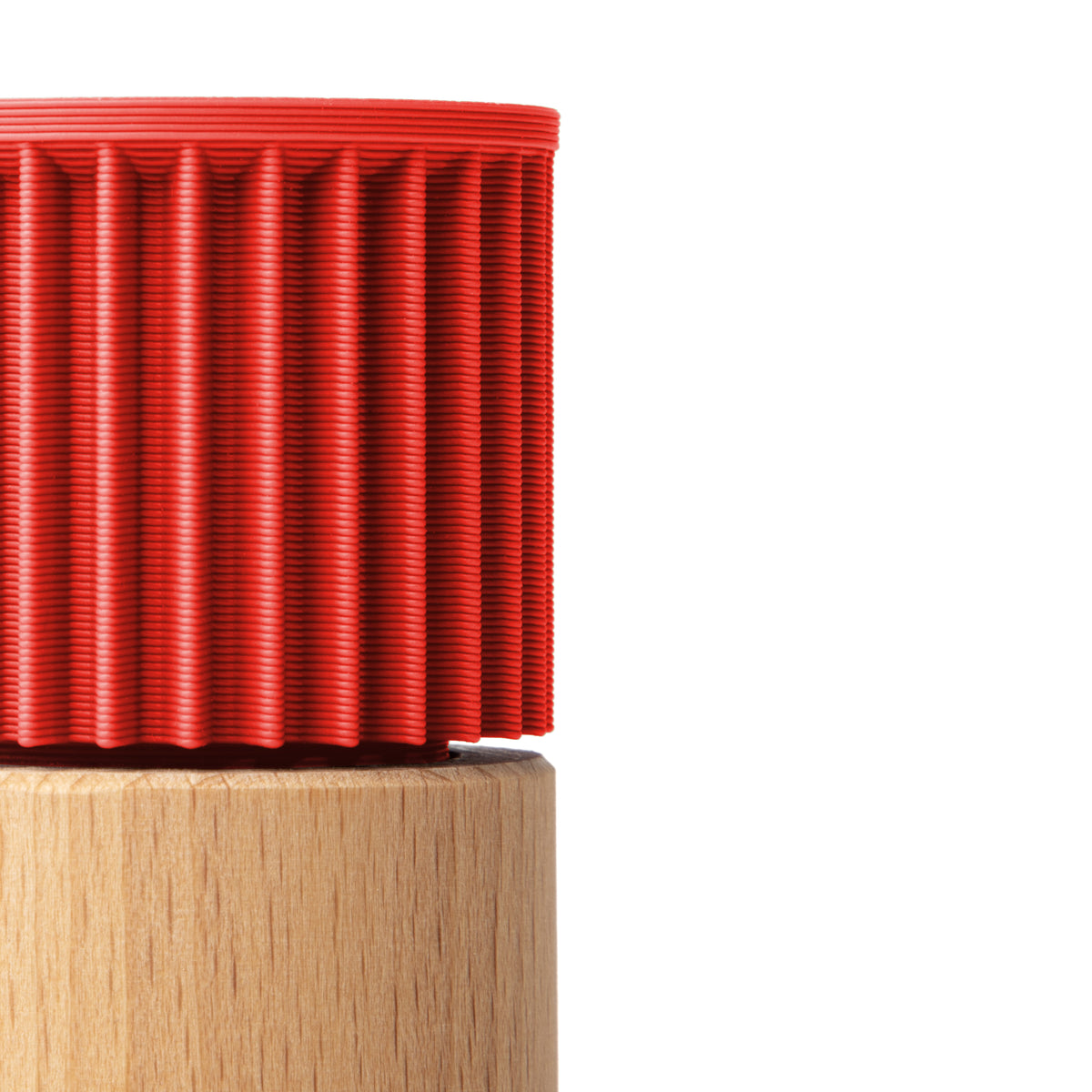 Detail der gerippten roter Kappe und des Buchenholz-Korpus der Gewürzmühle Prise #farbe_rot