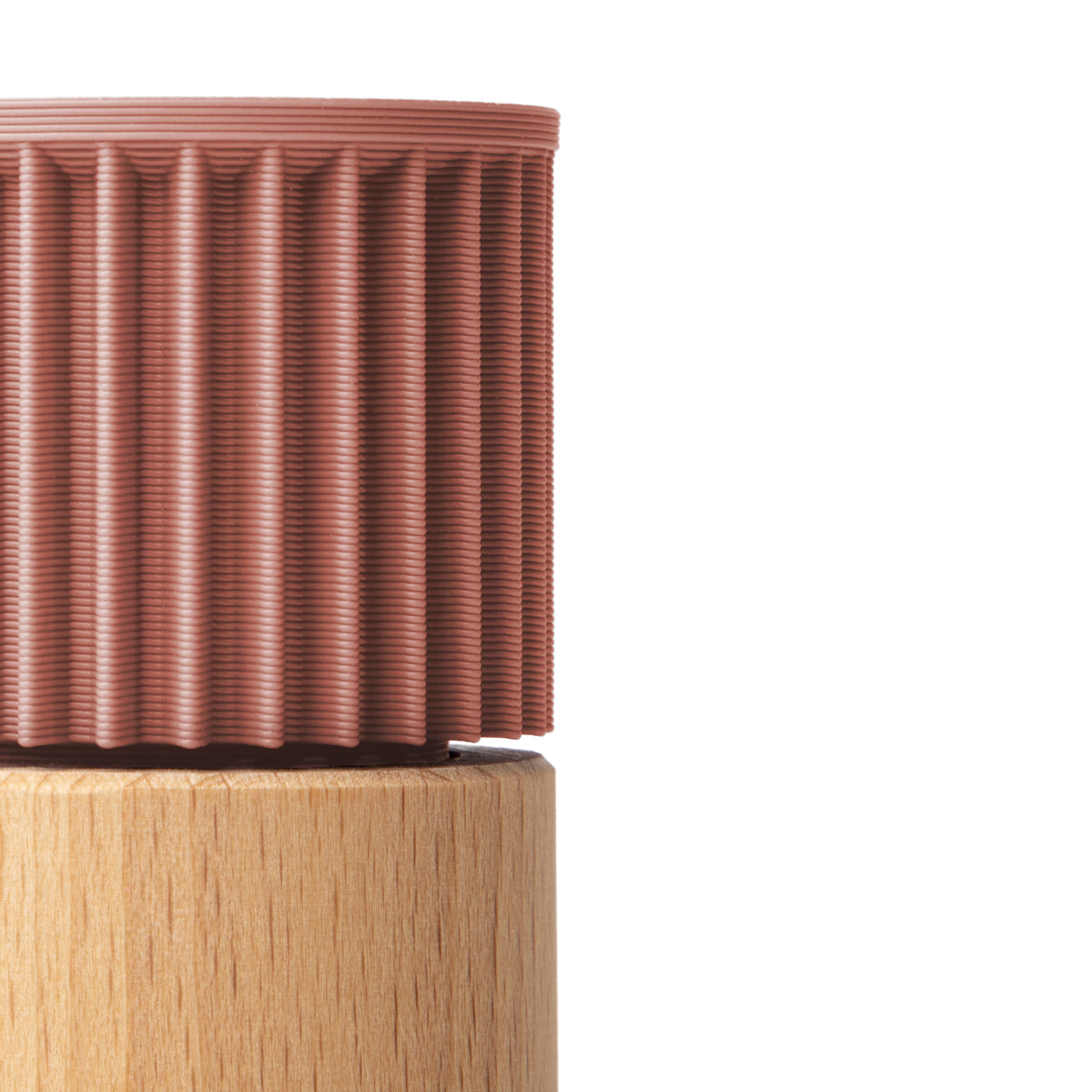 Detail der gerippten terracottafarbener Kappe und des Buchenholz-Korpus der Gewürzmühle Prise #farbe_terracotta