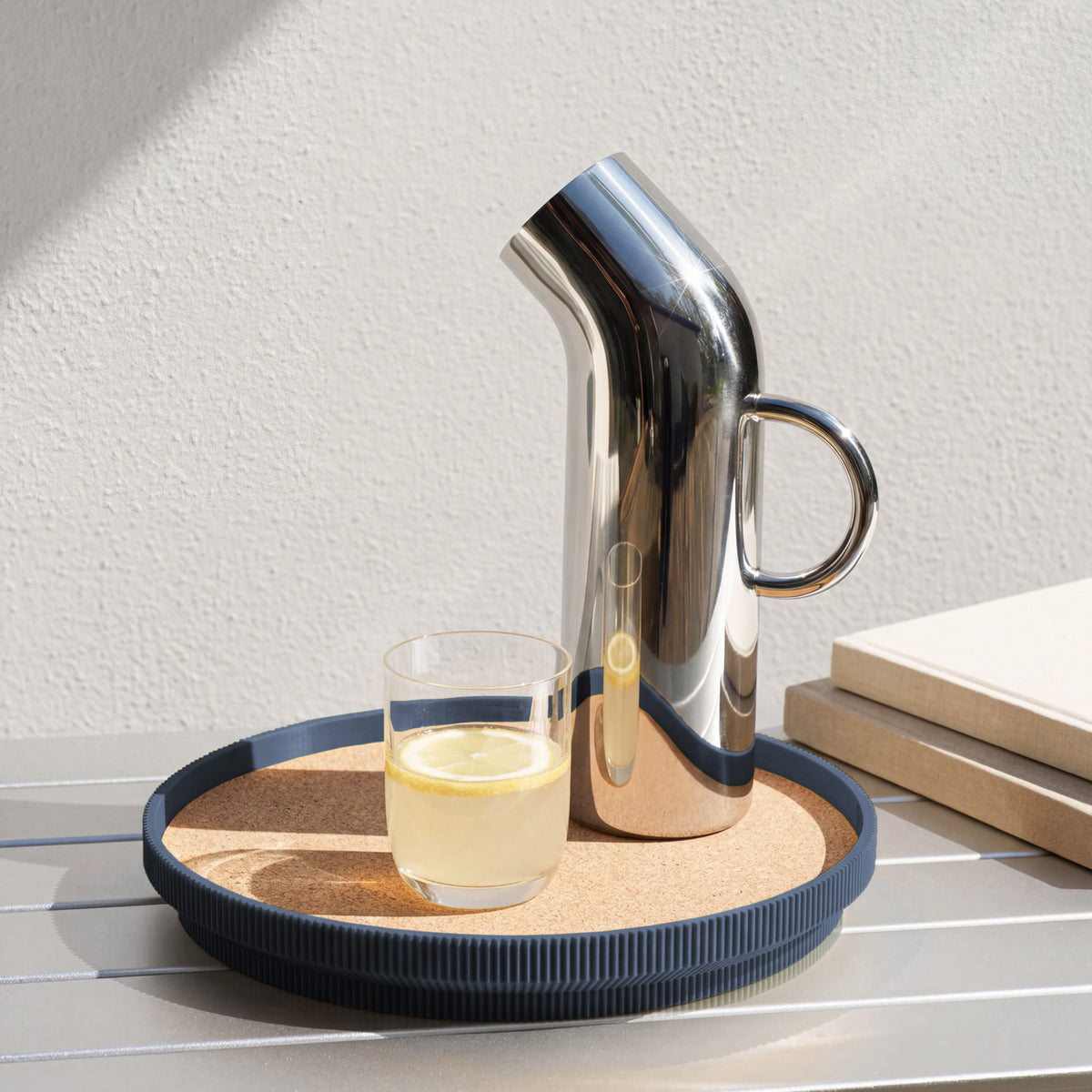Rundes Deko-Tablett in navyblau mit Korkoberfläche aus dem 3D Druck mit Karaffe und Wasserglas #farbe_navyblau