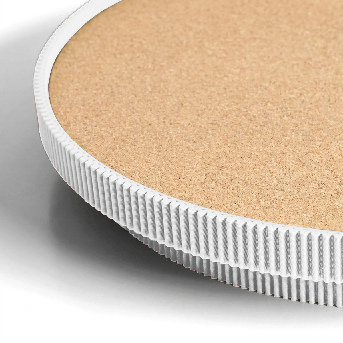 Detail der Korkoberfläche und des gerippten Rands vom runden Deko-Tablett aus dem 3D Druck #farbe_weiß
