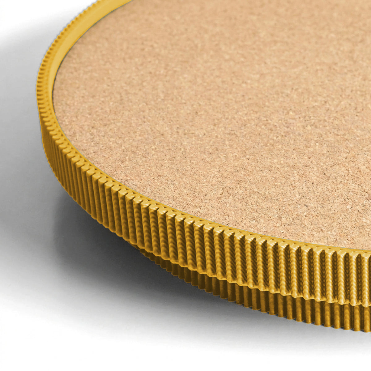 Detail der Korkoberfläche und des gerippten Rands vom runden Deko-Tablett aus dem 3D Druck #farbe_senfgelb