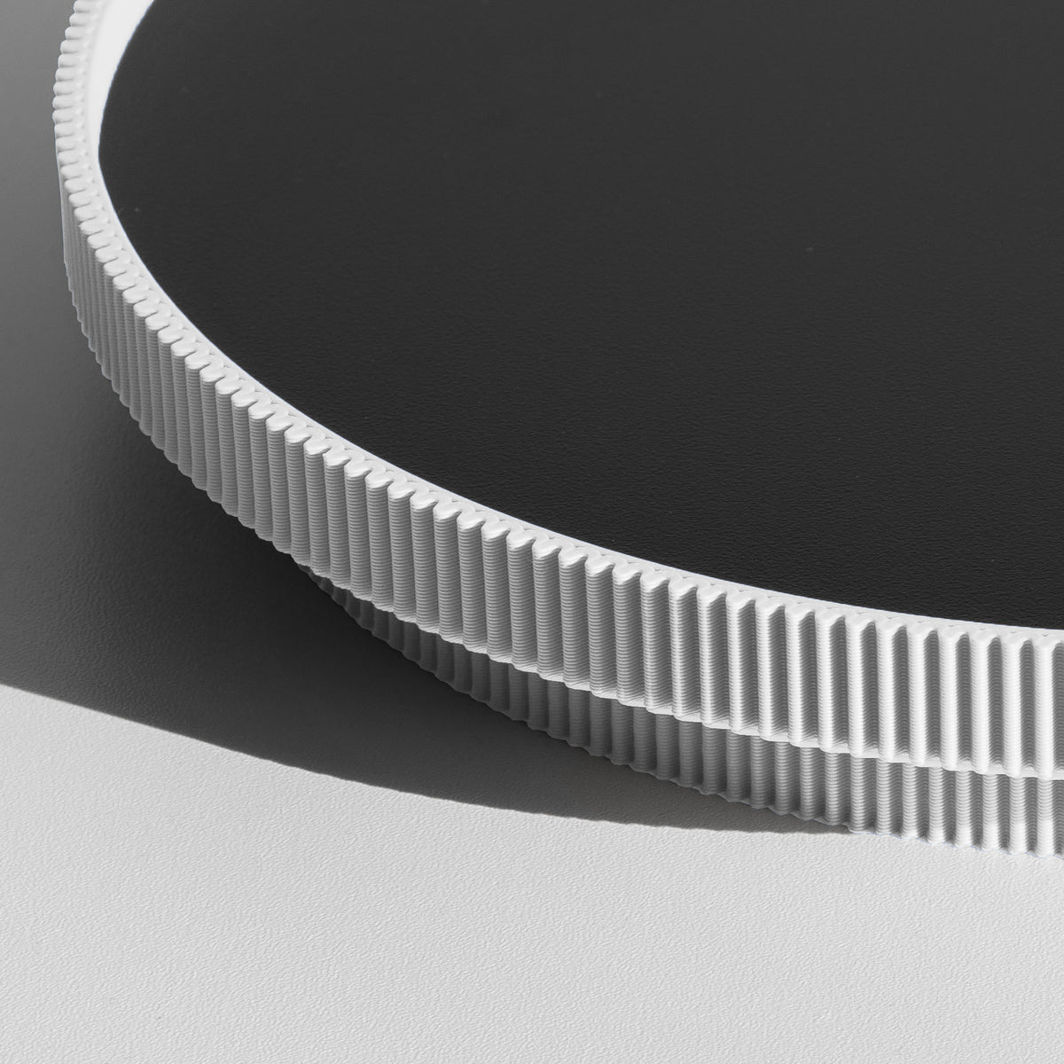 Detail des gerippten Rands vom runden Deko-Tablett in weiß aus dem 3D Druck #ringfarbe_weiss