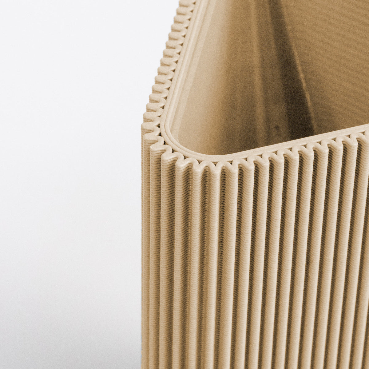 Detail der geriffelten Oberfläche der geometrischen Vase DREIECK in beige #farbe_beige