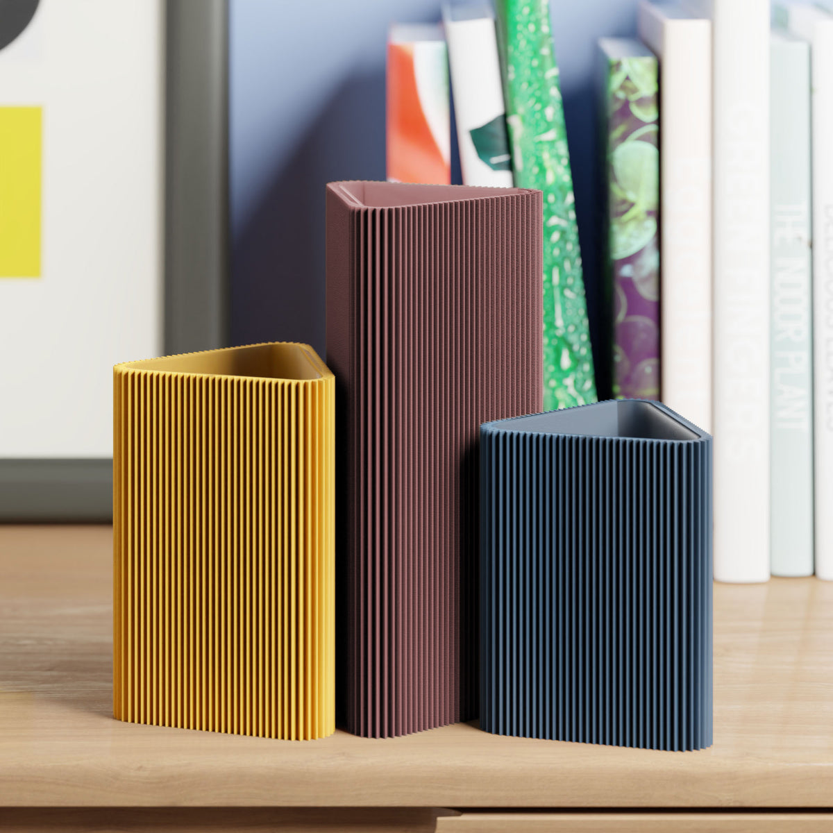 Geometrische Vase DREIECK in lila mit zwei weiteren Vasen vor Büchern im Regal #farbe_aschlila