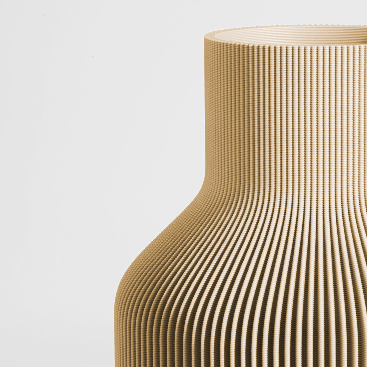 Vase FLASCHE aus 3D Druck mit feiner Rillenstruktur in Nahaufnahme #farbe_beige
