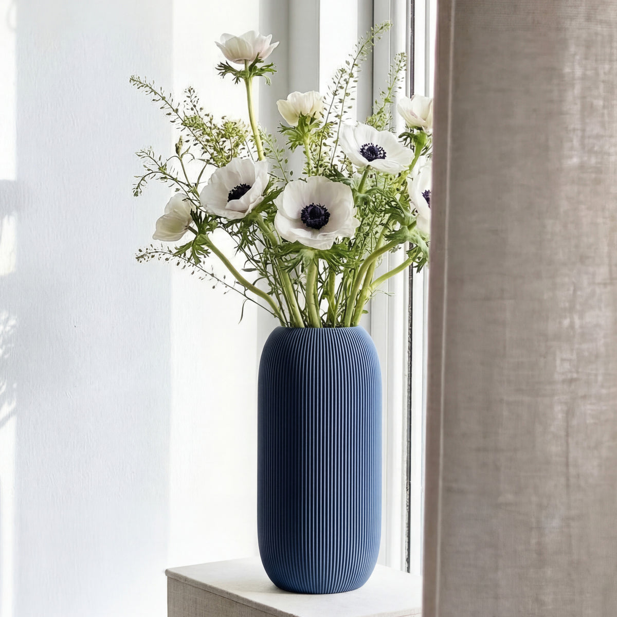 Geriffelte Vase Pille in navyblau mit weißen Anemonen auf einer Fensterbank #farbe_navyblau