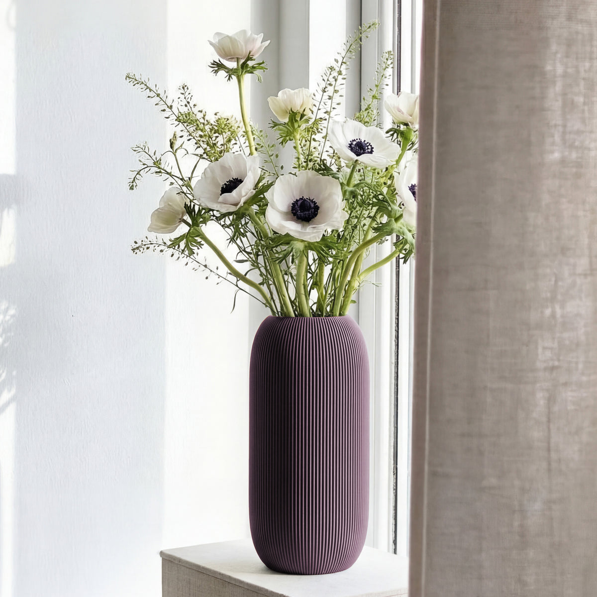 Geriffelte Vase Pille in aschlila mit weißen Anemonen auf einer Fensterbank #farbe_aschlila