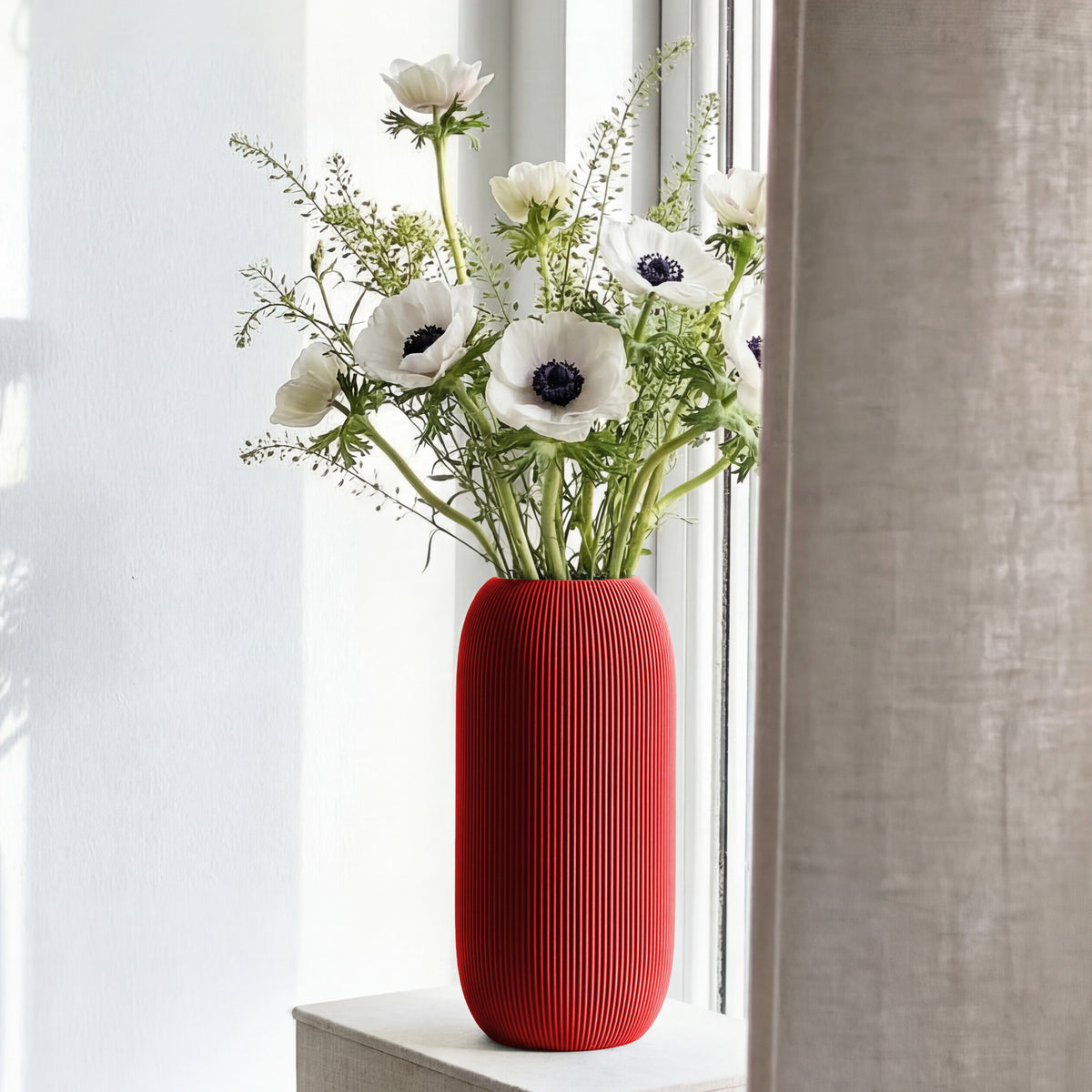 Geriffelte Vase Pille in rot mit weißen Anemonen auf einer Fensterbank #farbe_rot