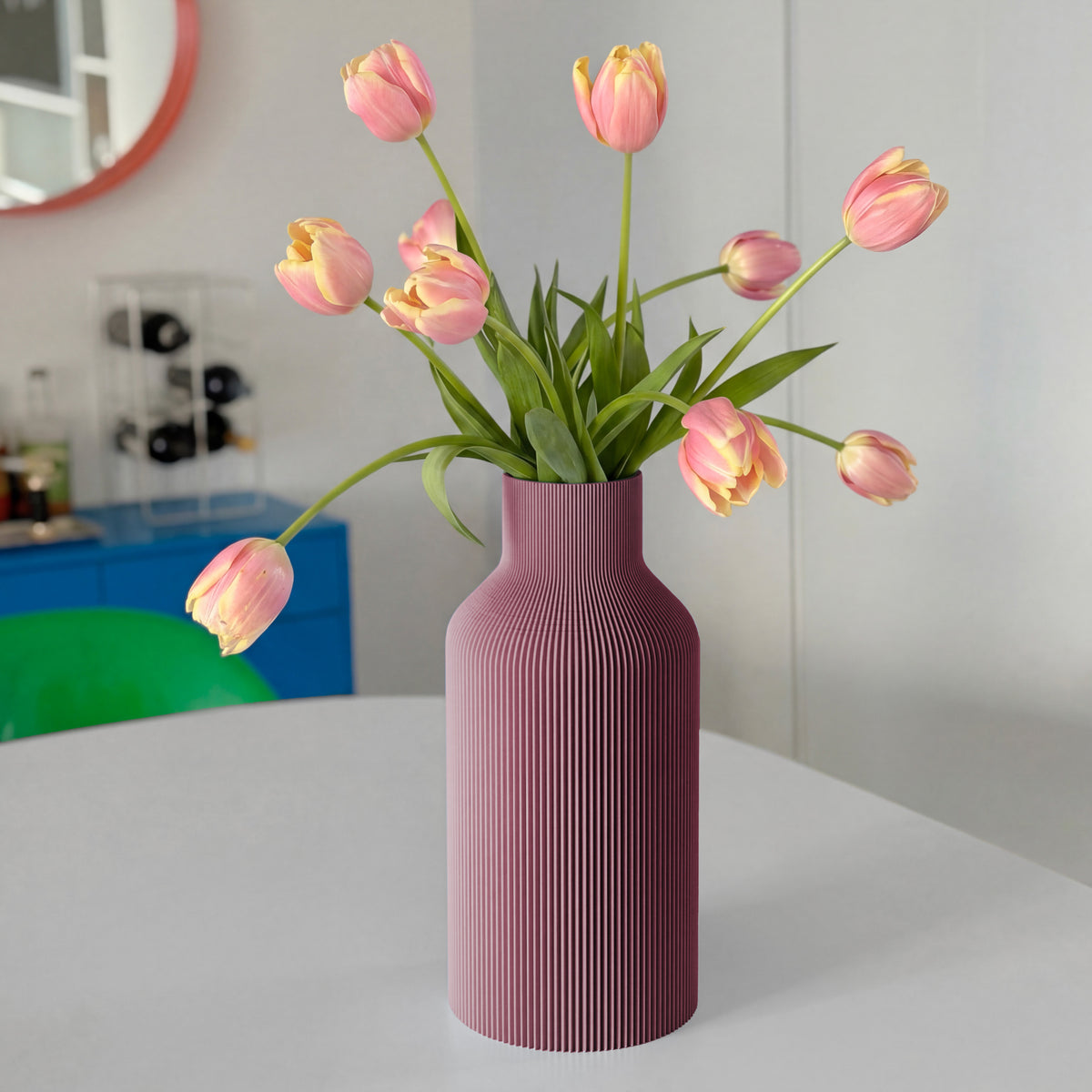 Vase FLASCHE in lila aus dem 3D Druck mit rosa Tulpen auf rundem Tisch #farbe_aschlila